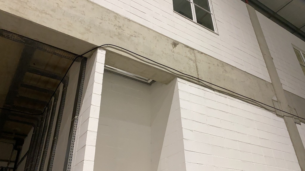 Passagem de cabos irradiantes E2GO - Fixação lateral em viga de concreto