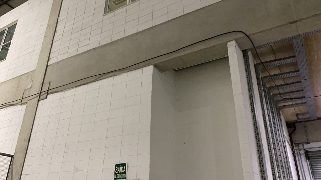 Passagem de cabos irradiantes E2GO - Detalhe de trajeto sob viga industrial